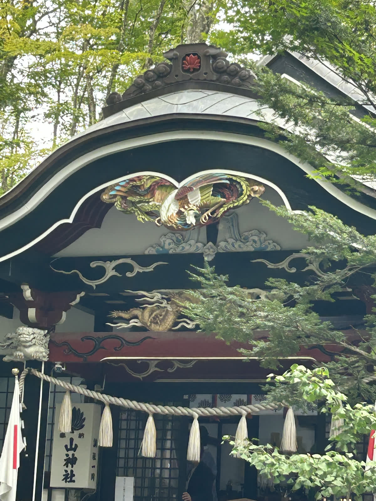 鮮やかな彫刻が施された新屋山神社本宮