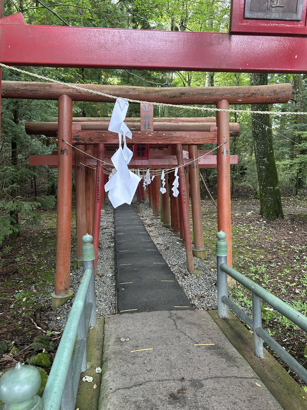 新屋山神社本宮に連なる低い赤い鳥居