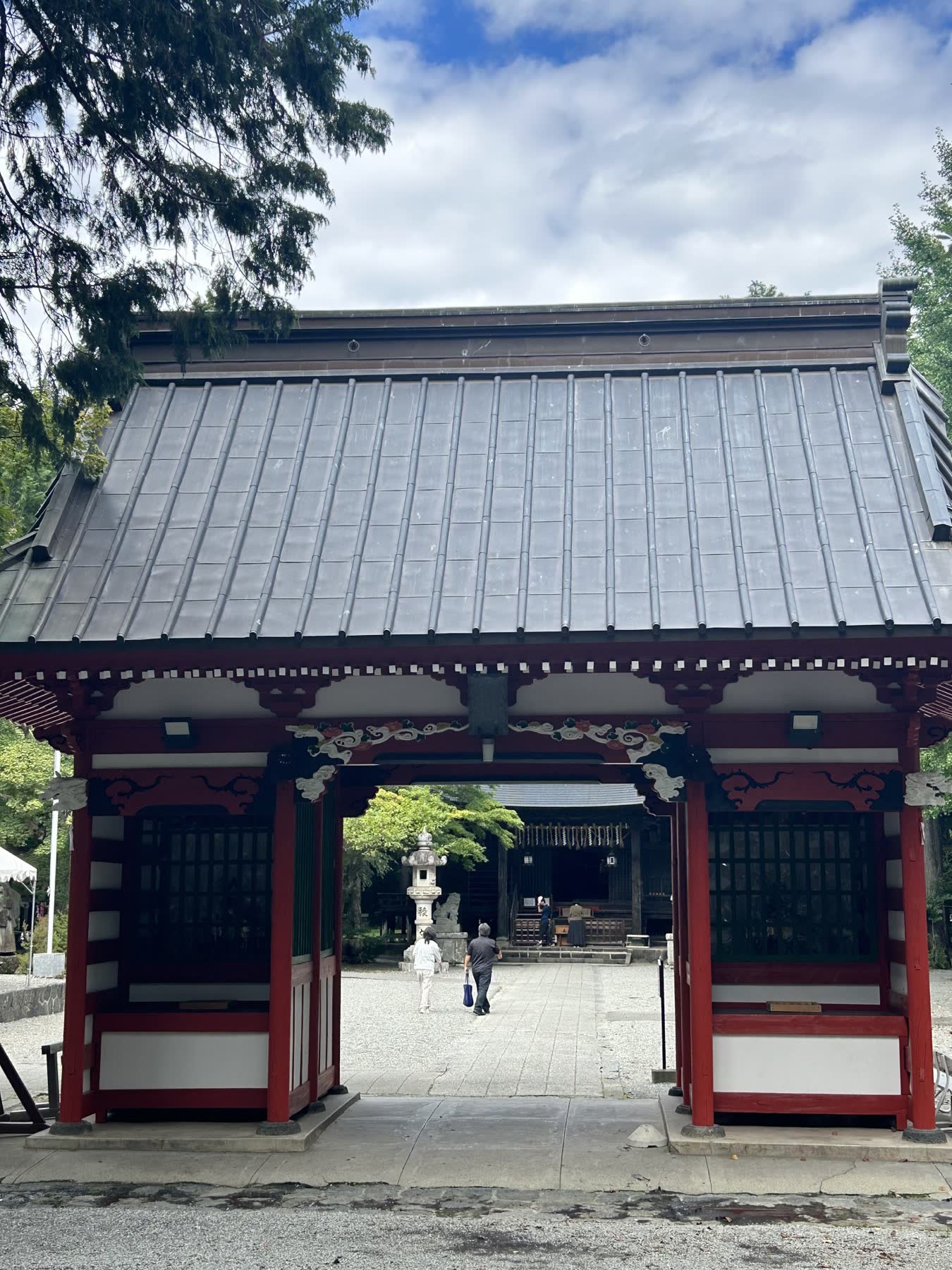 冨士御室浅間神社の朱塗りの門