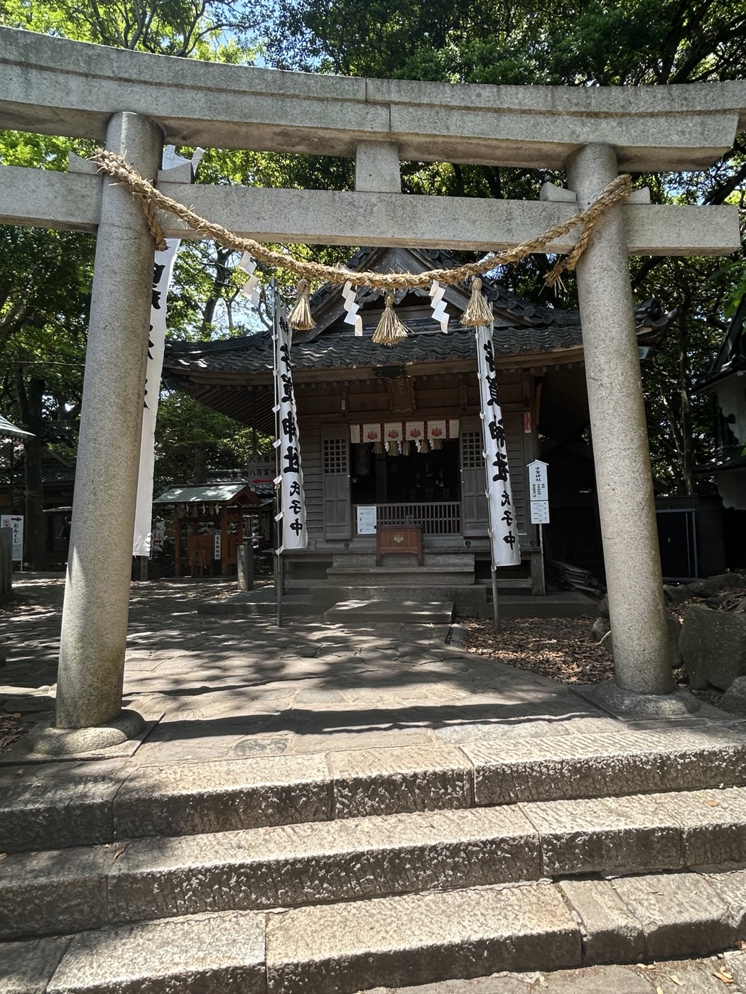鳥居の奥に鎮座する八百富神社