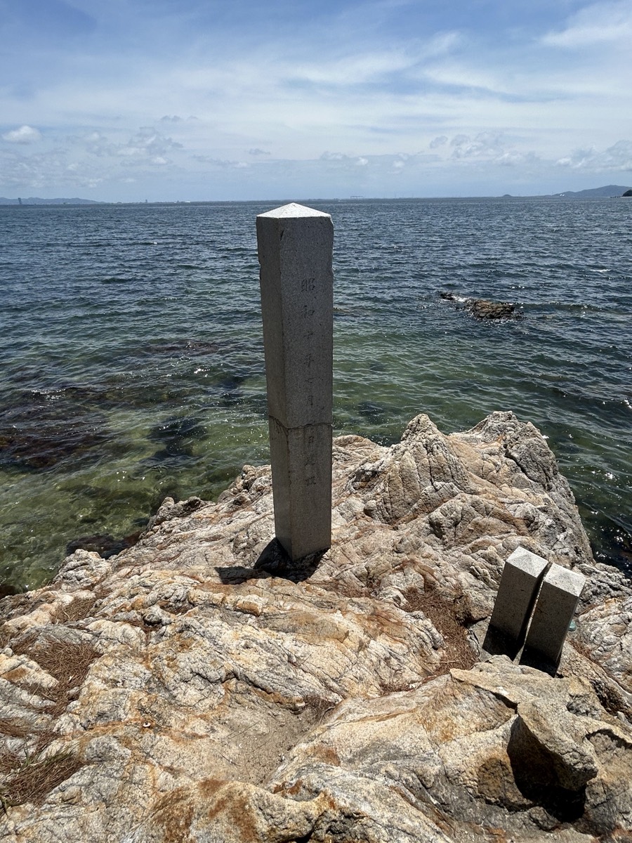 竹島の岩場から見える三河湾