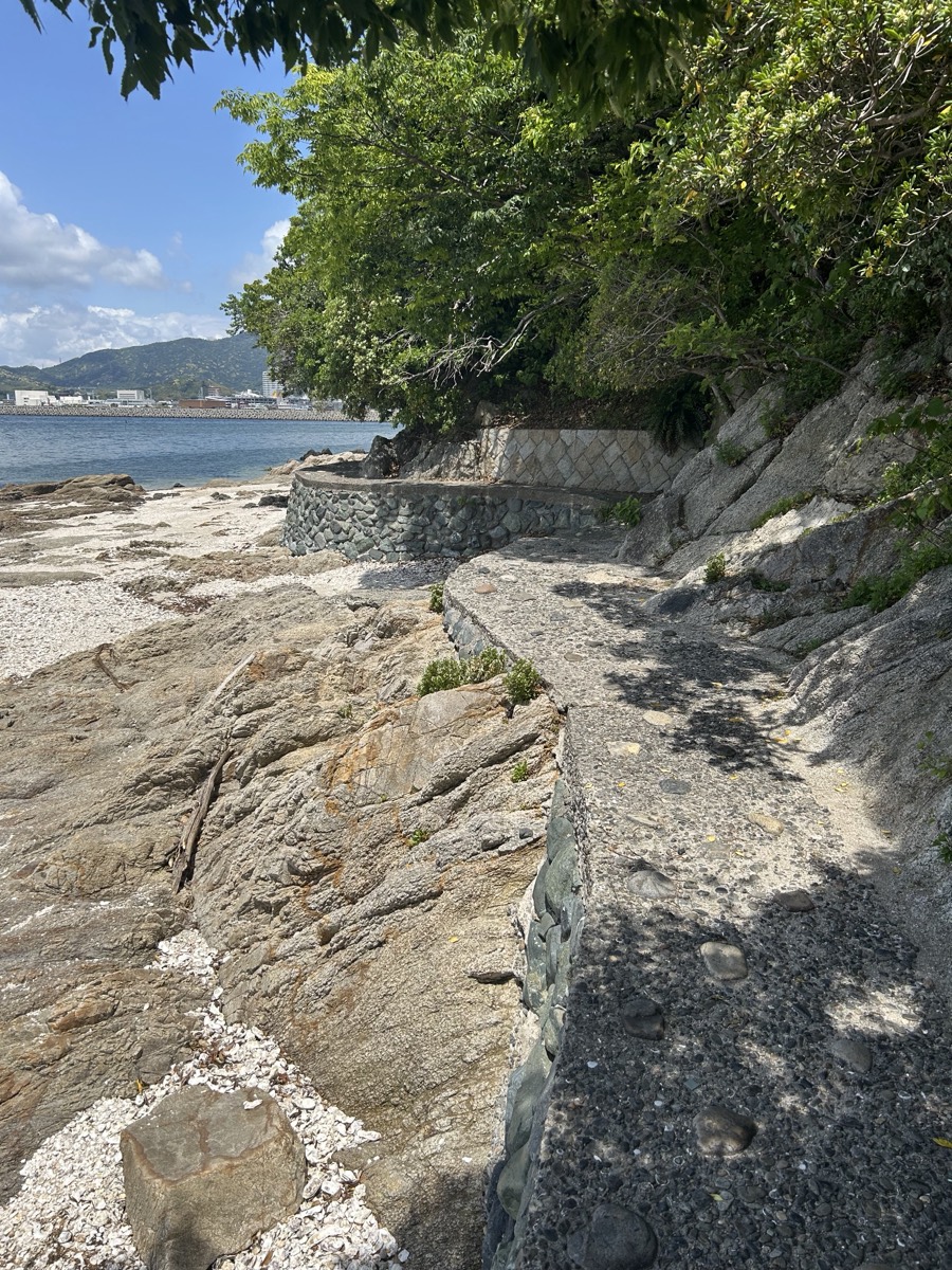 海のすぐそばを通る竹島の遊歩道